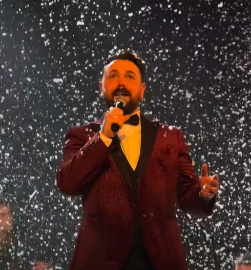 ray quinn singer posing with mic